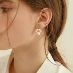 Huella de Amor – Pendientes de perlas con forma de patita - Imagen 4