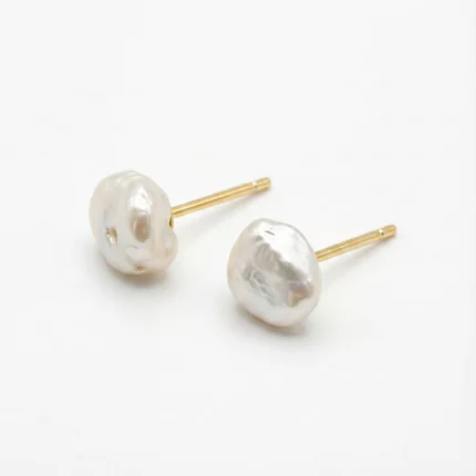 pendientes de perlas barrocas naturales sobre fondo neutro