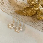 Jardín de Luz – Pendientes florales con perlas pequeñas - Imagen 2