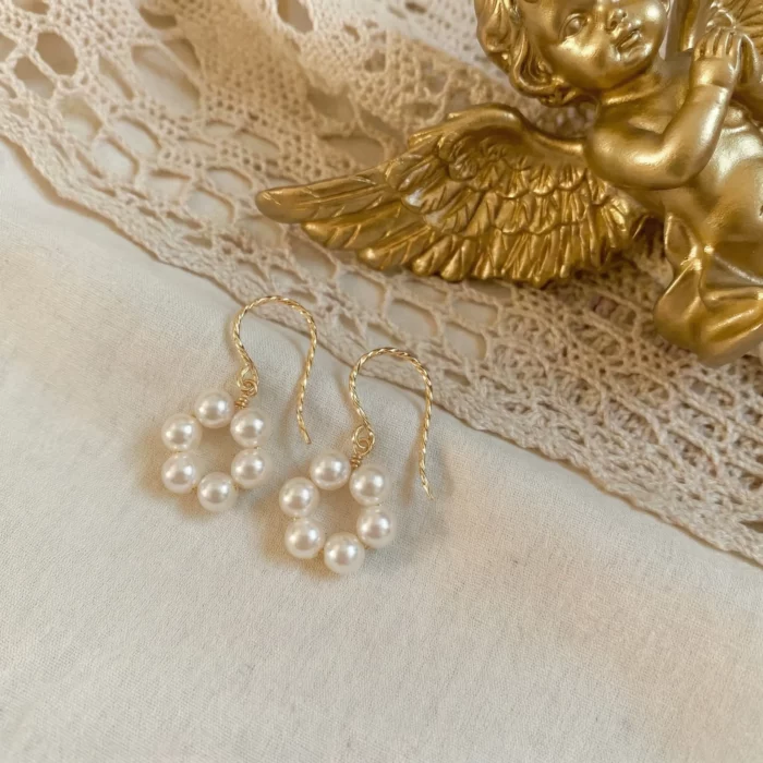 Jardín de Luz – Pendientes florales con perlas pequeñas - Imagen 2