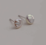 pendientes de perlas barrocas naturales sobre fondo neutro