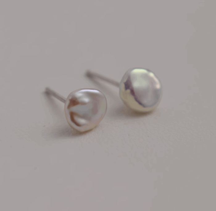 pendientes de perlas barrocas naturales sobre fondo neutro
