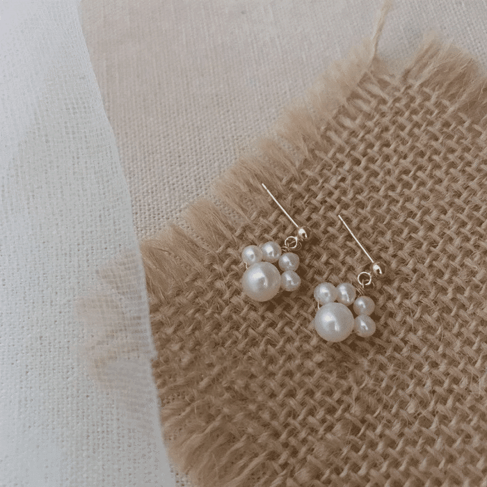 Pendientes de perlas en forma de huella de gato