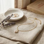 Ternura Felina – Collar con perlas y garra delicada - Imagen 3