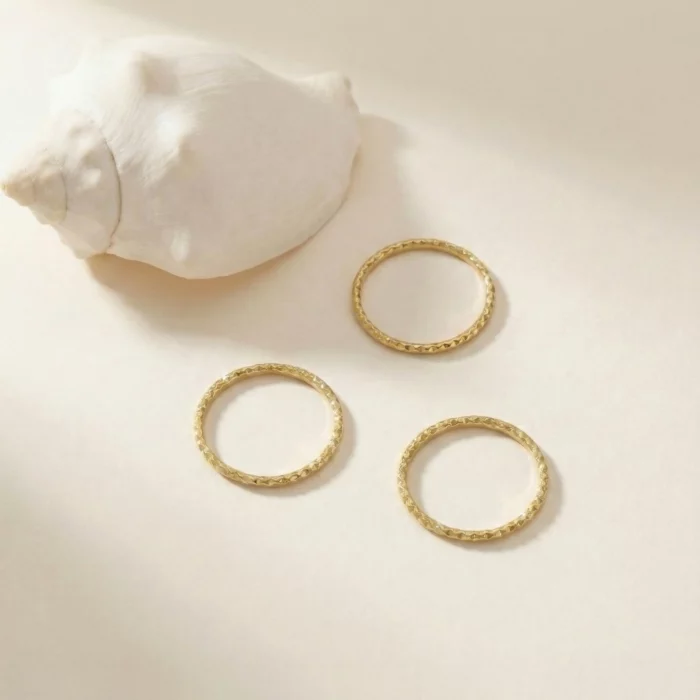 Brillo Rústico – Anillo fino martillado en oro laminado - Imagen 2