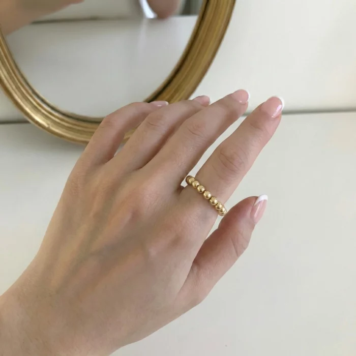Aura Dorada – Anillo elástico de esferas doradas - Imagen 4