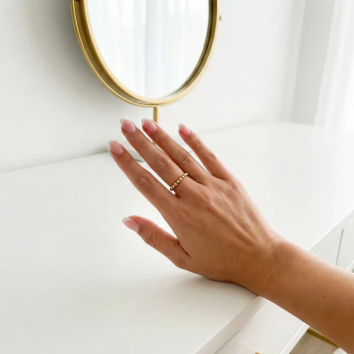 Aura Dorada – Anillo elástico de esferas doradas - Imagen 3
