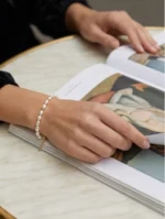 Instante Natural – Pulsera de perlas elástica minimalista - Imagen 2