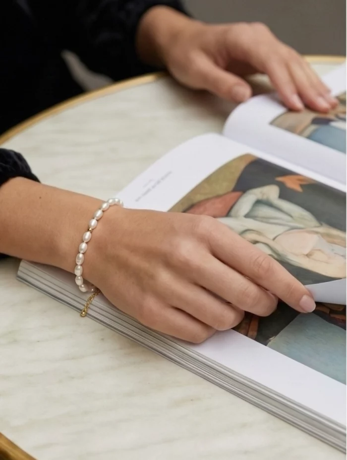 Instante Natural – Pulsera de perlas elástica minimalista - Imagen 2