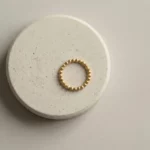 Aura Dorada – Anillo elástico de esferas doradas - Imagen 2