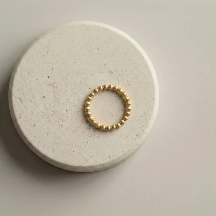 Aura Dorada – Anillo elástico de esferas doradas - Imagen 2