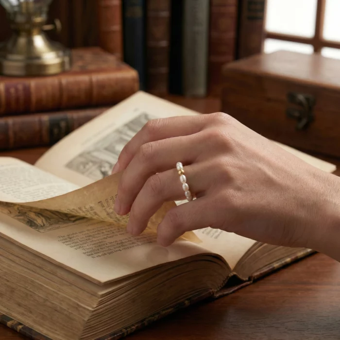 Equilibrio – Anillo de perlas con acento dorado - Imagen 3