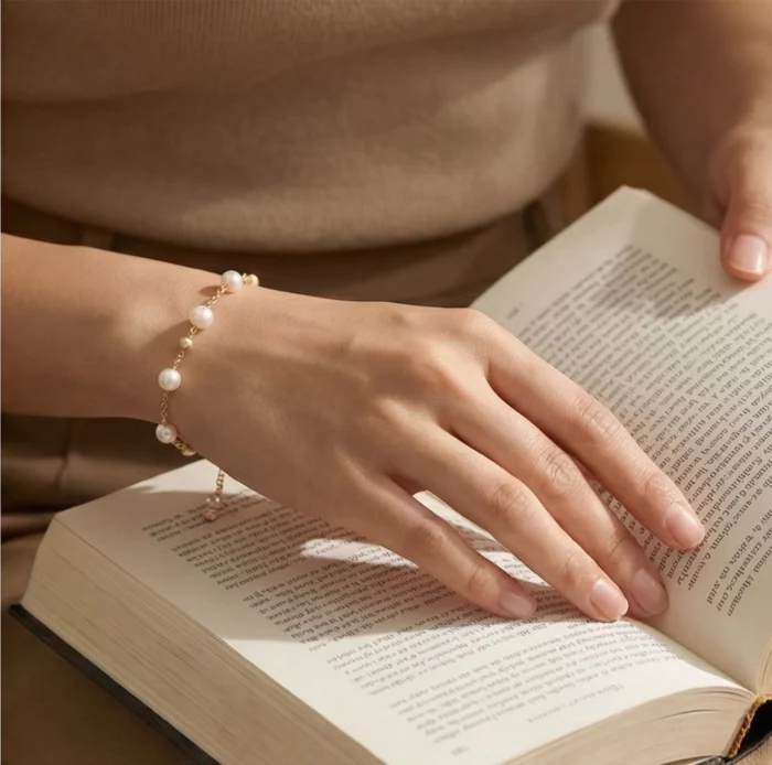 Brillo Intemporal – Pulsera de perlas 6MM con oro 14K - Imagen 3
