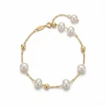 pulsera dorada con perlas blancas