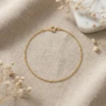 Luz Dorada – Pulsera fina de oro laminado de 14K - Imagen 2