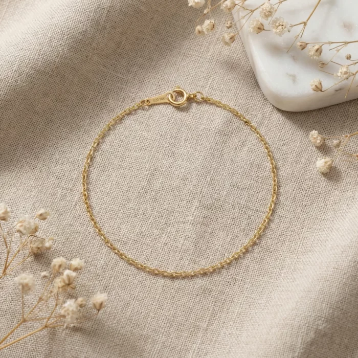 Luz Dorada – Pulsera fina de oro laminado de 14K - Imagen 2