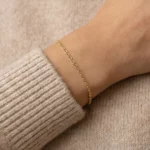 Luz Dorada – Pulsera fina de oro laminado de 14K - Imagen 3