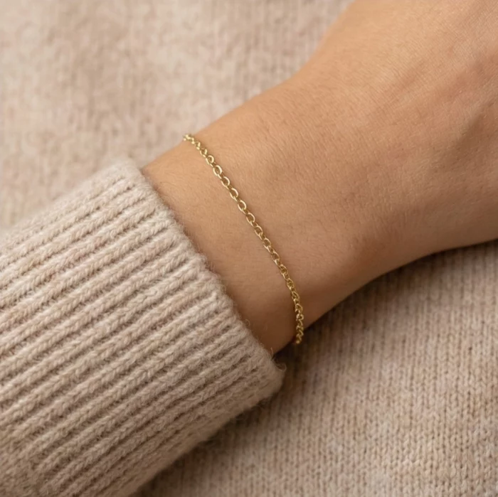 Luz Dorada – Pulsera fina de oro laminado de 14K - Imagen 3
