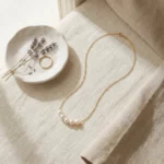 Luz Constelada – Collar dorado con cinco perlas naturales - Imagen 5