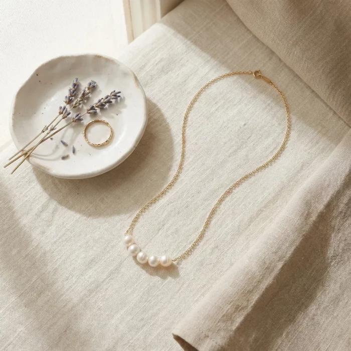 Luz Constelada – Collar dorado con cinco perlas naturales - Imagen 5