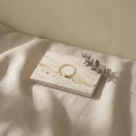 Rastro de Luna – Anillo delicado con perla y cadena dorada - Imagen 2