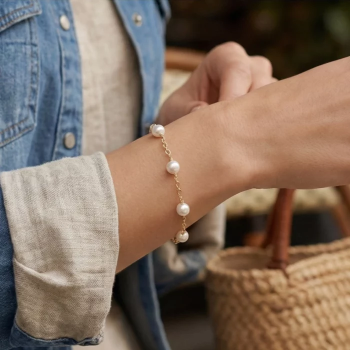 Cinco Suspiros – Pulsera delicada de cinco perlas - Imagen 4