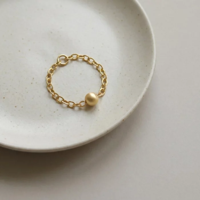 Luz Sutil – Anillo dorado con cadena y esfera minimalista - Imagen 2